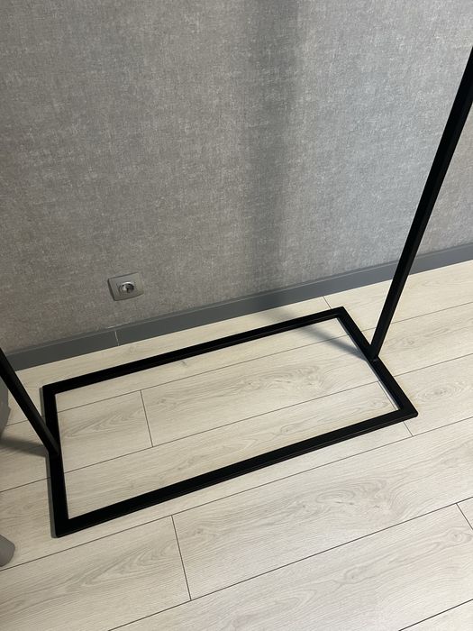 Стійка для одягу / вішалка