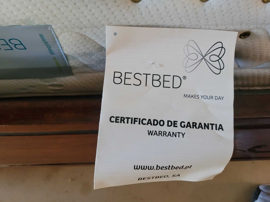 Cama muito antiga com estrado e colchão - Muito bom esta