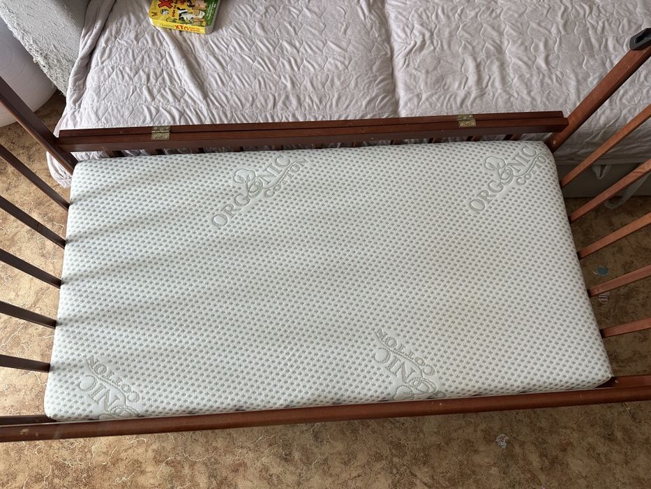 Дитяче ліжечко з маятником