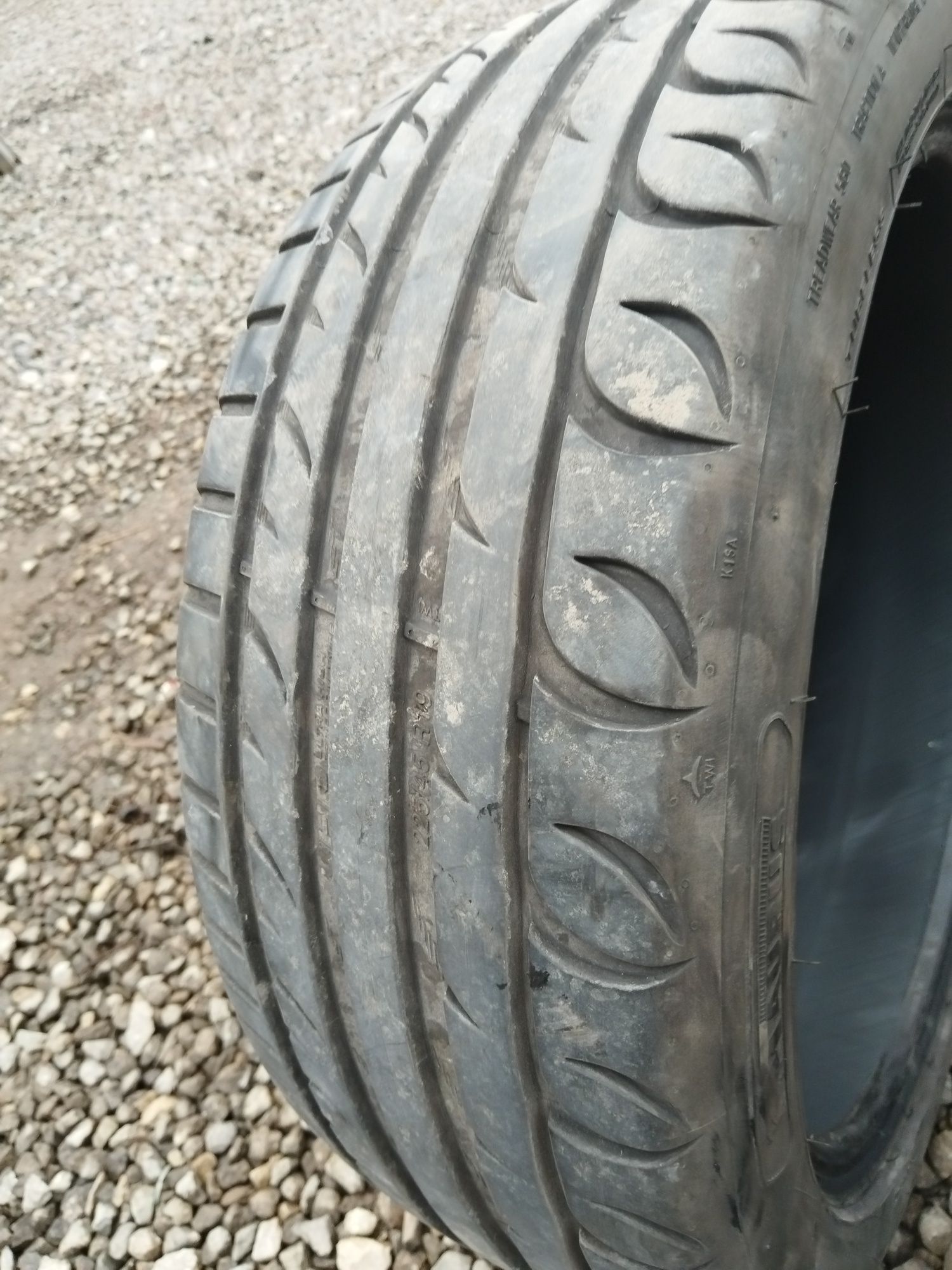 Komplet opon 225/45r19