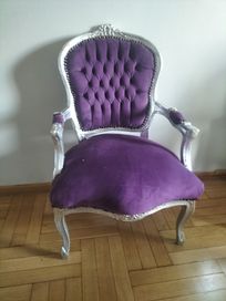 Śliczny fioletowy fotel