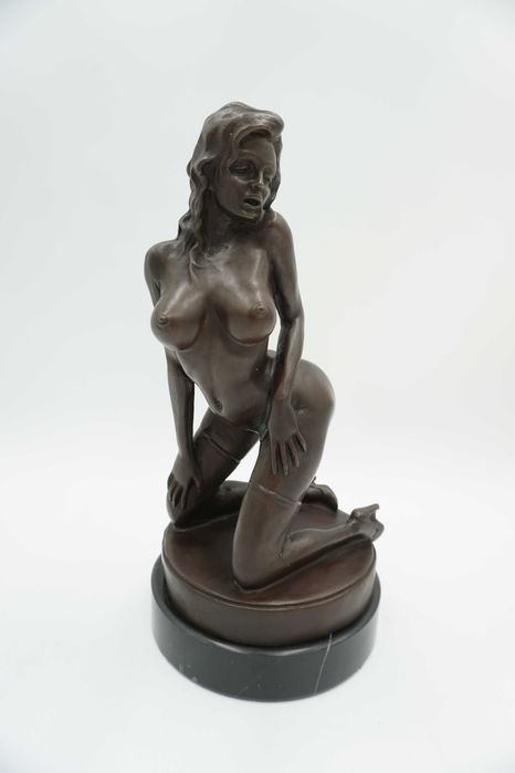 AKT figura z brązu klęcząca naga kobieta