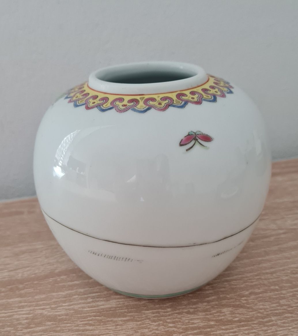 Stary flakon z chińskiej porcelnay