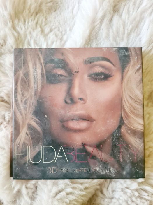 Huda Beauty paletka rozświetlaczy