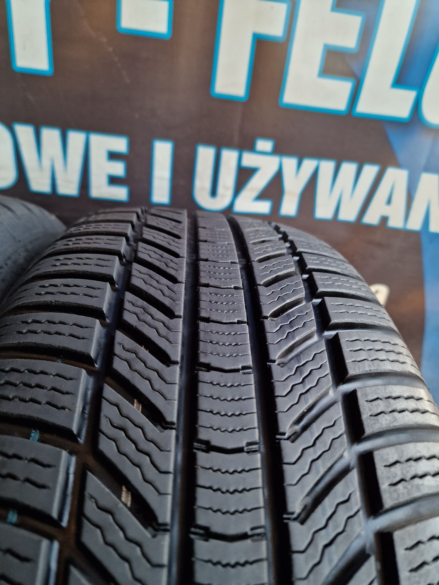 Opony zimowe 225/60/18 Continental Komplet 7.5mm 2022