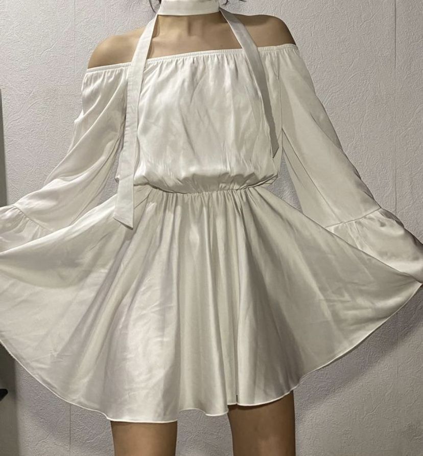 платье шелковое  с открытыми плечами и поясом