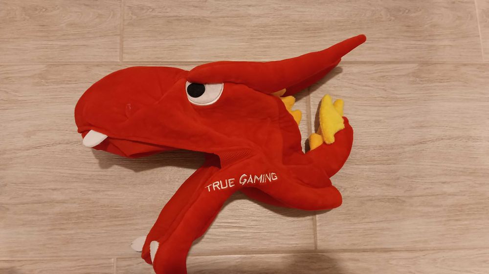 MSI True Gaming; Maskotka Czerwonego Smoka Pluszowy kapelusz