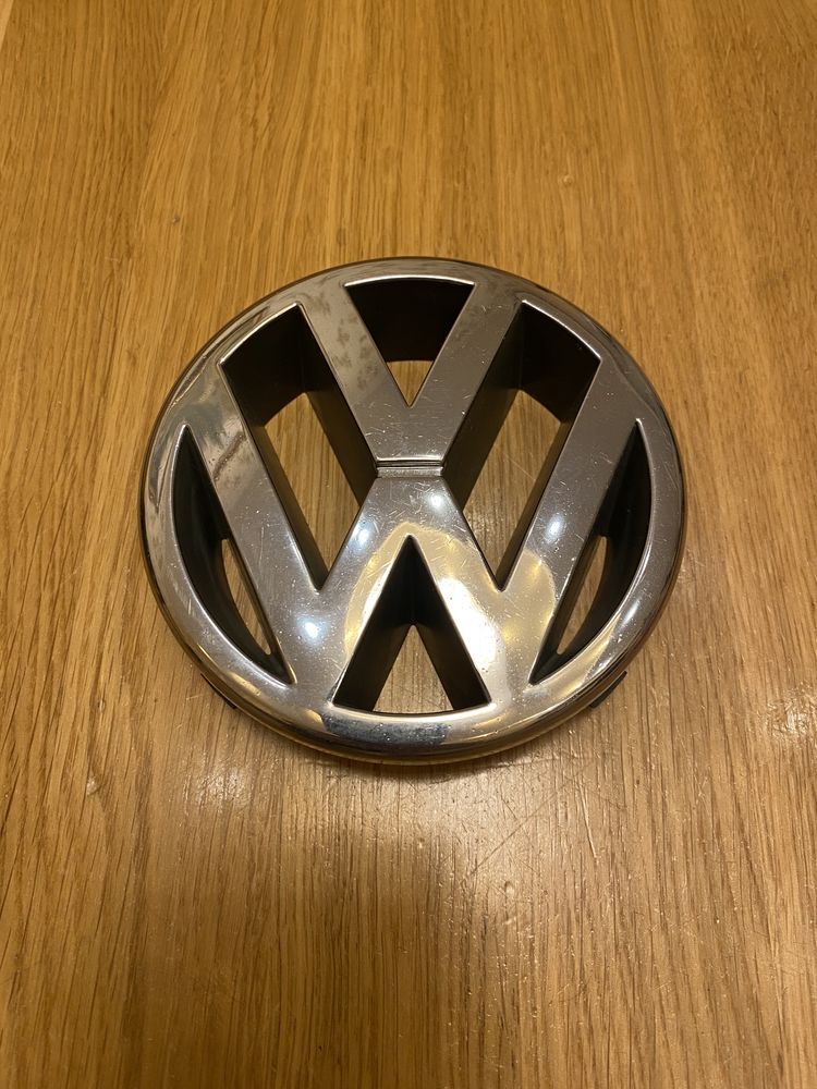 Емблема,значок “W” оригінал на решітку радіатора автомобіля wolksvagen