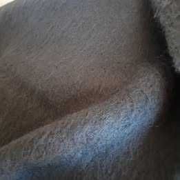 Manta mohair preta com franja nas pontas *