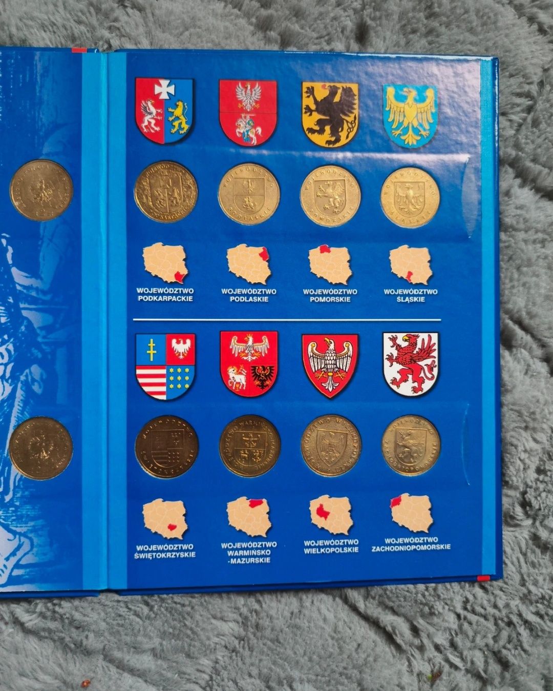 Klaser z monetami województwa