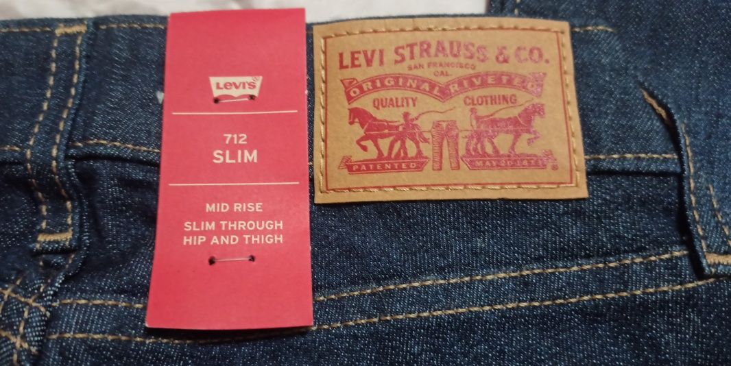 Джинси Levi's жіночі Slim Fit темно-сині 24 х 32