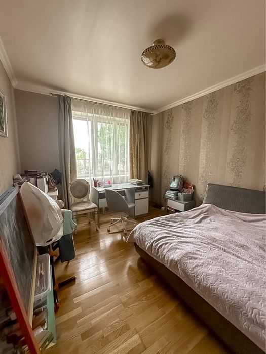 Продаж будинку з ремонтом. Центр. Велика ділянка. Озеро поруч.