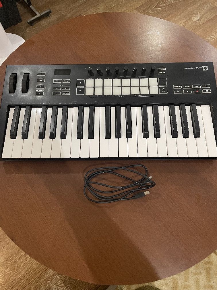 Міді клавіатура Novation Launchkey 37