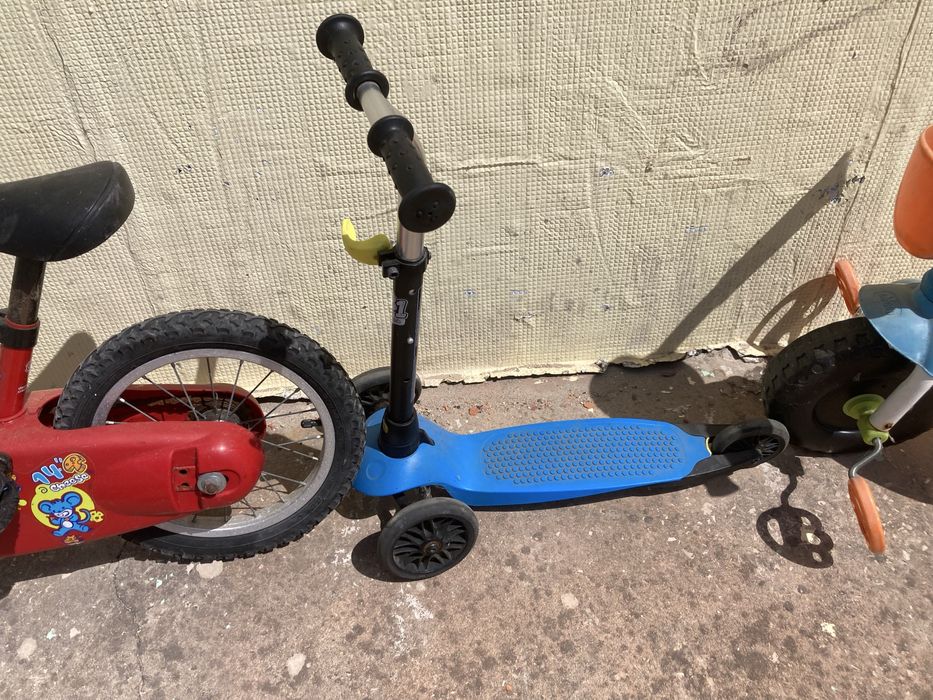 Bicicletas, carro e quadricicolo