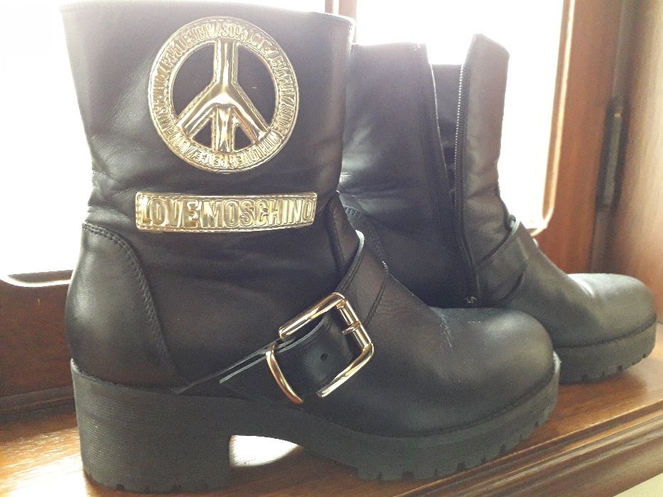 Botas love moschino