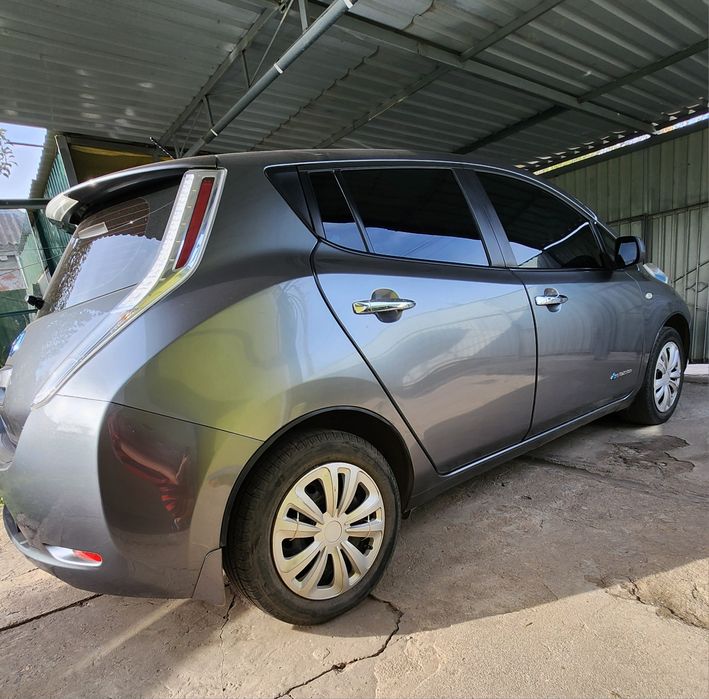 Електромобіль Nissan leaf