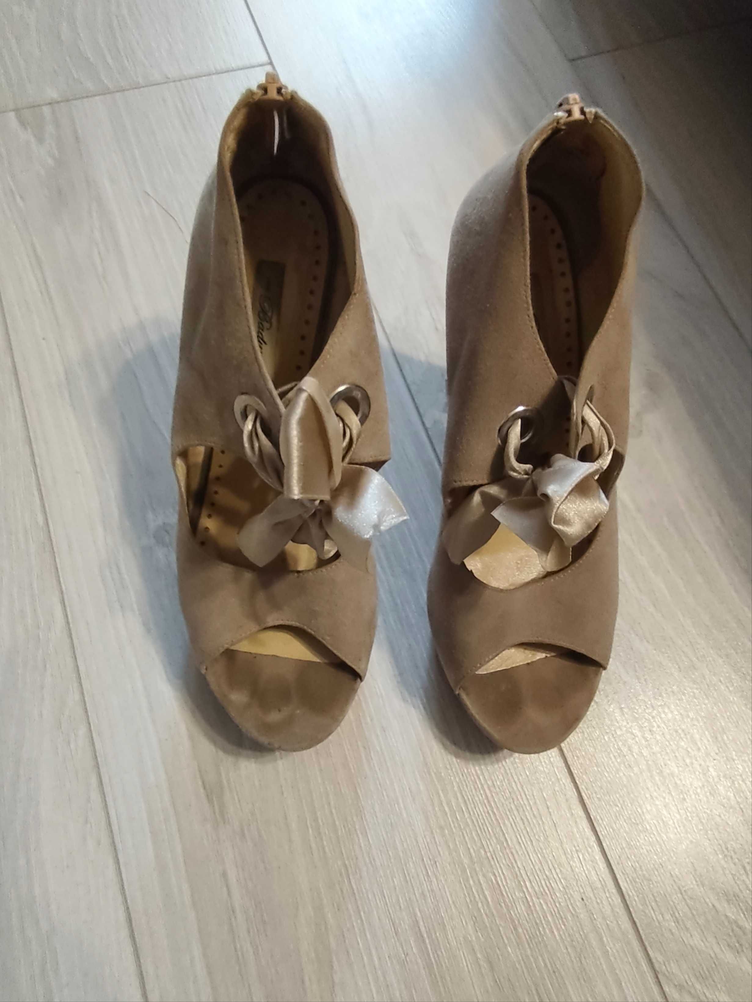 Продам гарні босоніжки