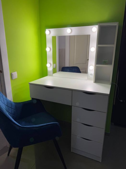 Туалетний столик з підсвіткою косметичний стіл дзеркало для макіяжу