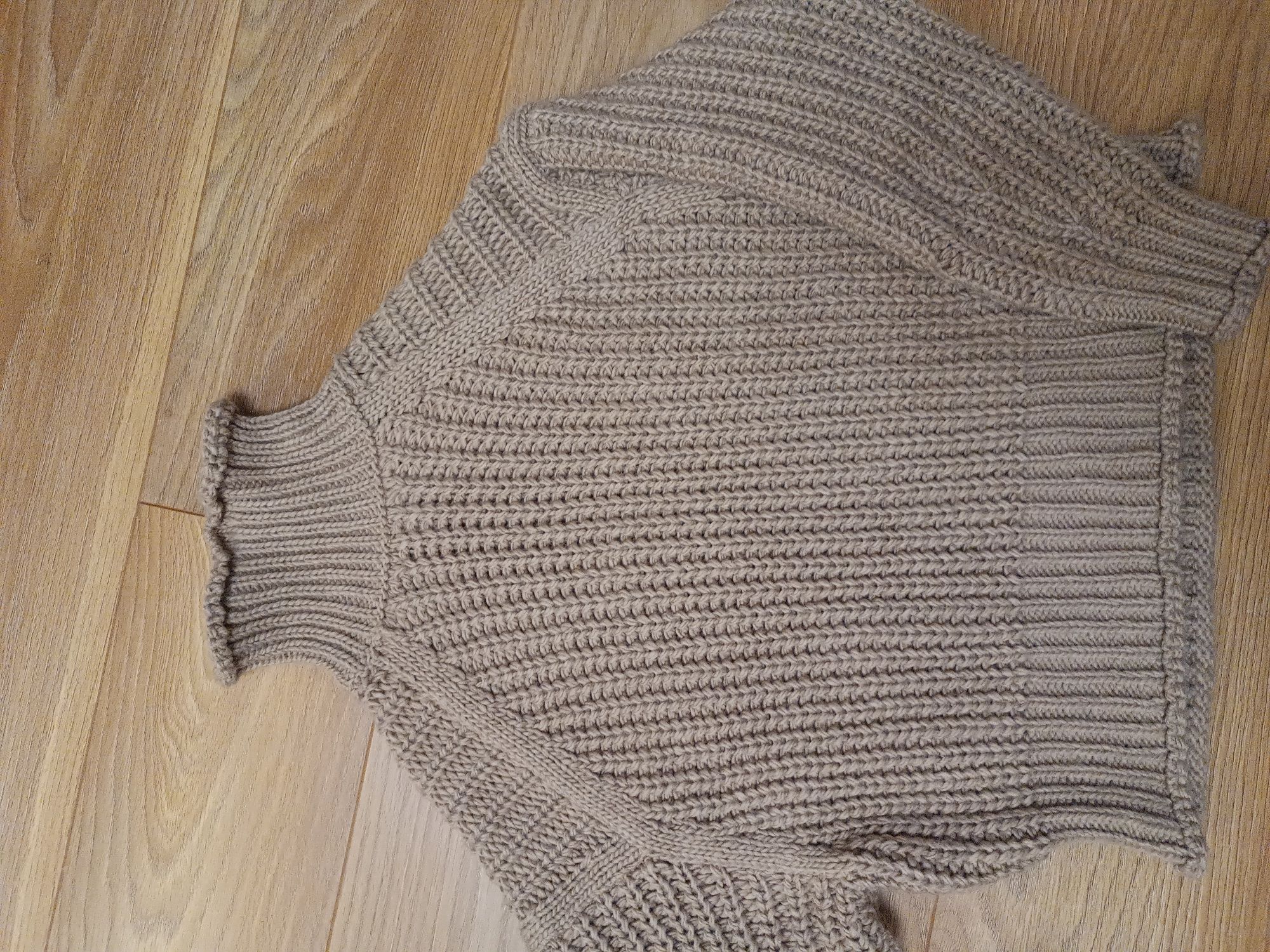 Светр    H&M короткий