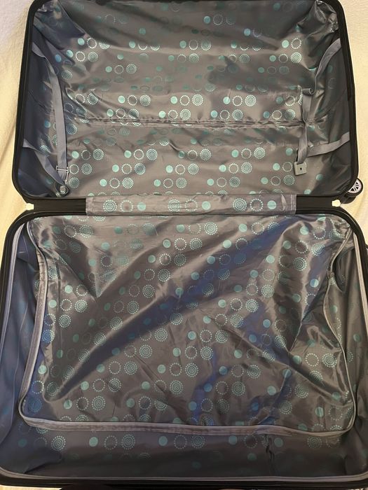 Валіза на чотирьох колесах