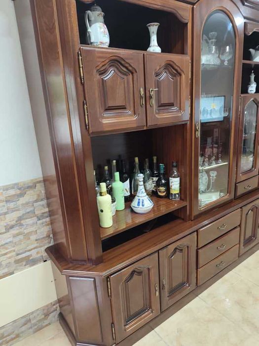 Móvel Clássico e Mesa e Cadeiras