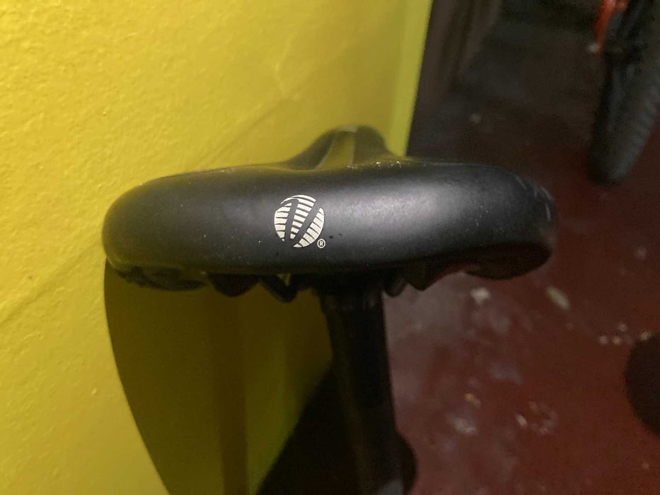 Espigão de bicicleta e selim