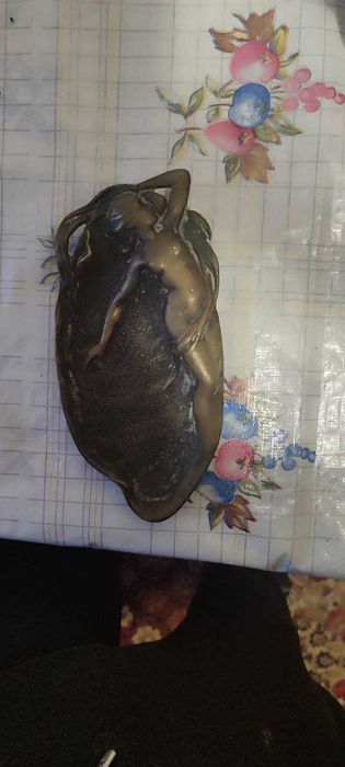 Продам стильні попільнички з білої глини та латуні.