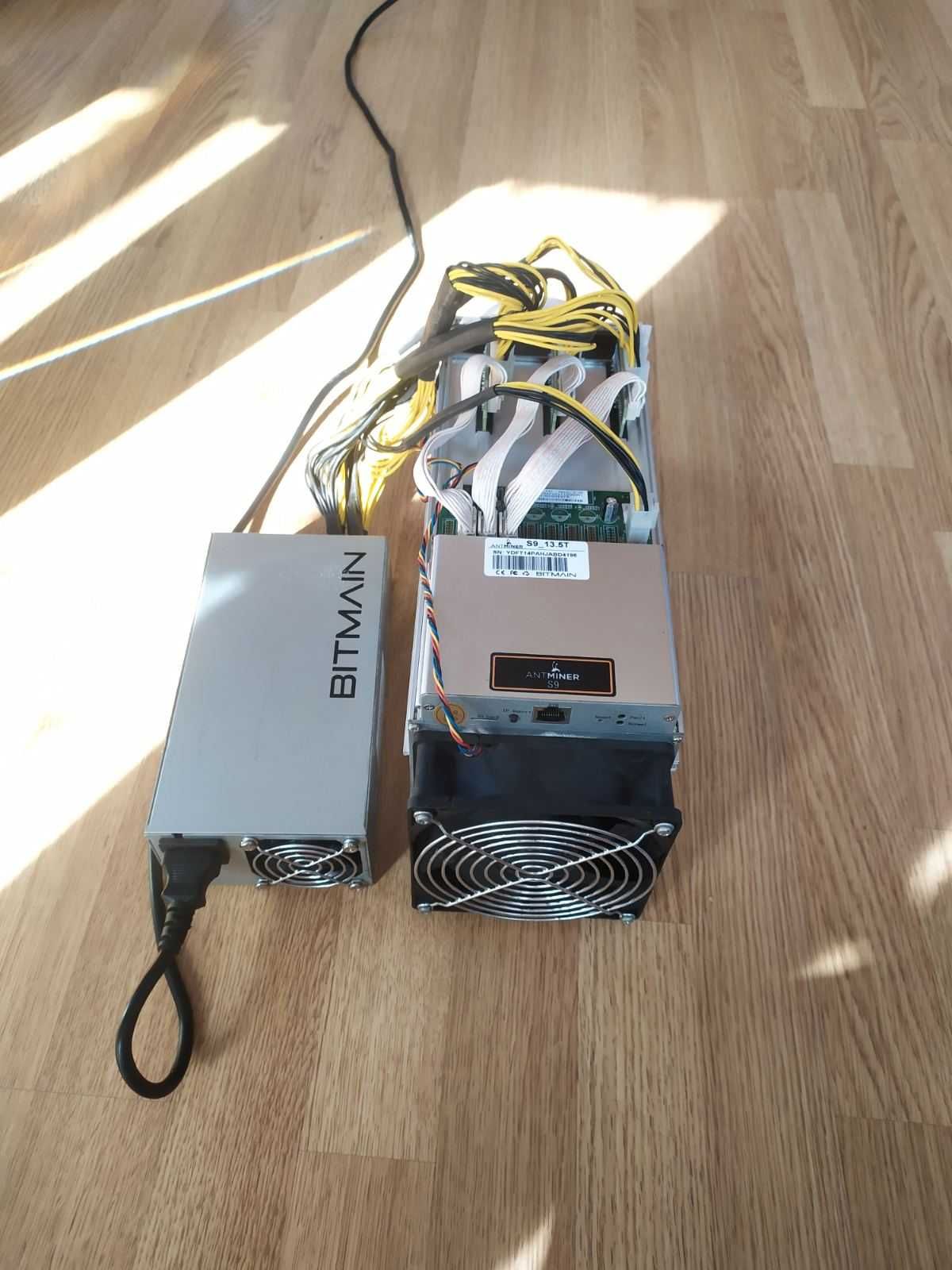 Bitcoin miner Antminer S9 з блоком живлення