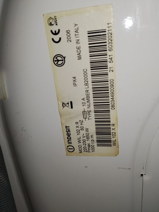 Пральна вузенька  машина  на 6 кг в  ідеальному стані