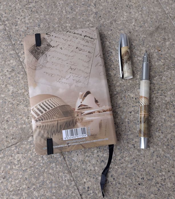 Caderno A6 e caneta a condizer