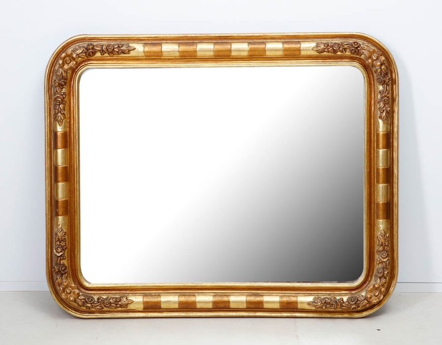 Espelho de formato rectangular com moldura em madeira