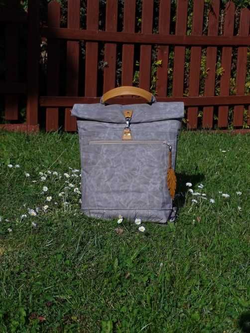 Plecak z płótna woskowanego (bagpack made of waxed material)