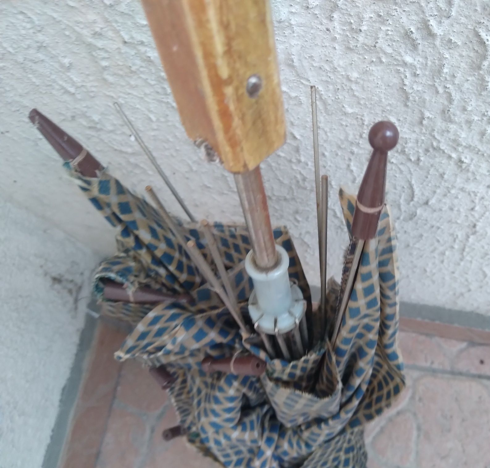 Antyczny parasol Vintage uszkodzony