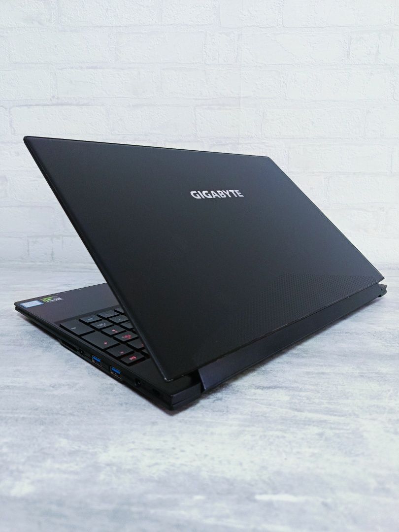 Игровой Gigabyte AERO GTX 1070 8GB/i7-8750H/RAM 16/SSD