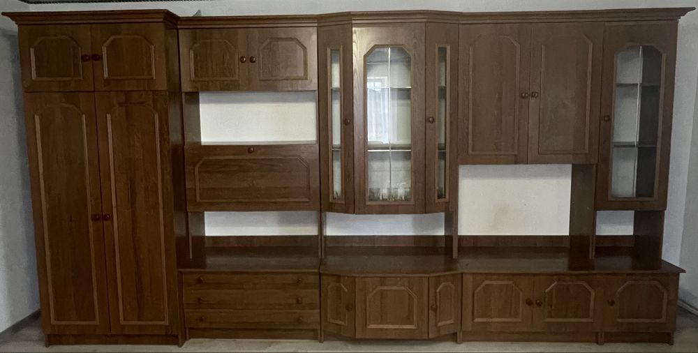 Продам стінку у вітальню.Довжина 4 метри.