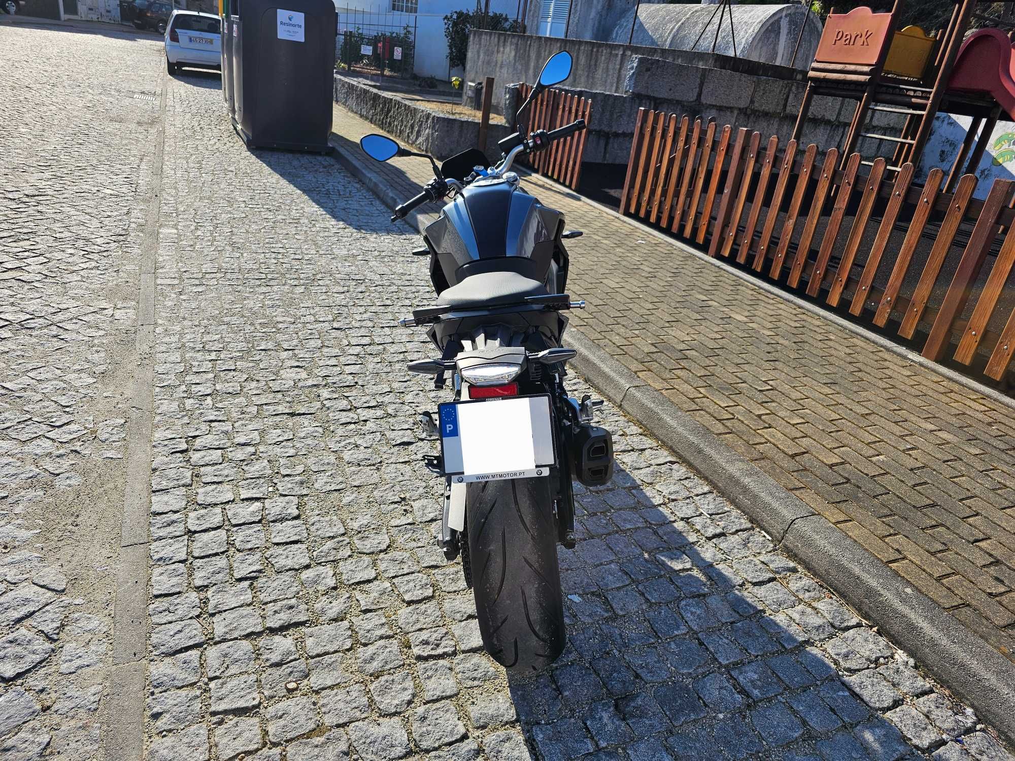 BMW F900R 2023 ABS com apenas 7.500km, extras e em condição excelente!