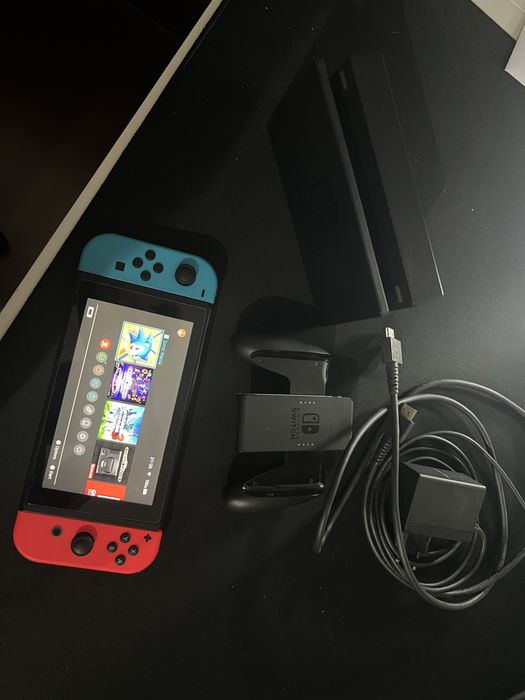 Nintendo Switch com dois jogos e suporte para o joy-con