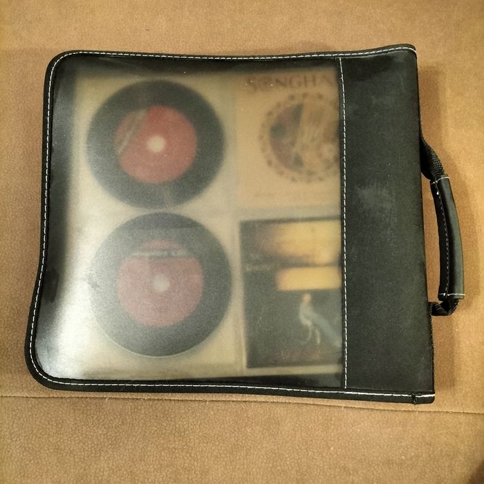 Płyty CD z przeróżną muzyką w albumie - pokrowcu - teczce