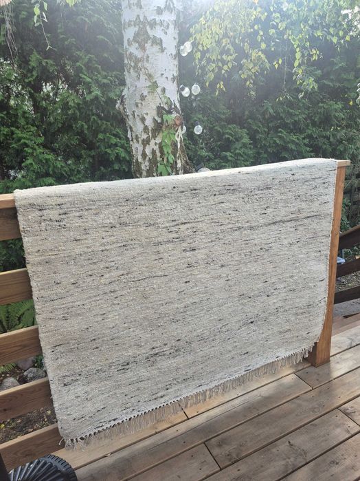 Piękny nowy dywan kilim wełniany 140x200 beżowo-szary