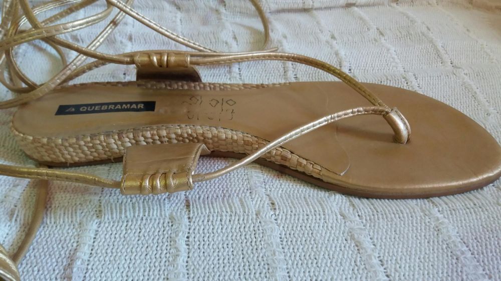 Sandálias douradas Quebramar