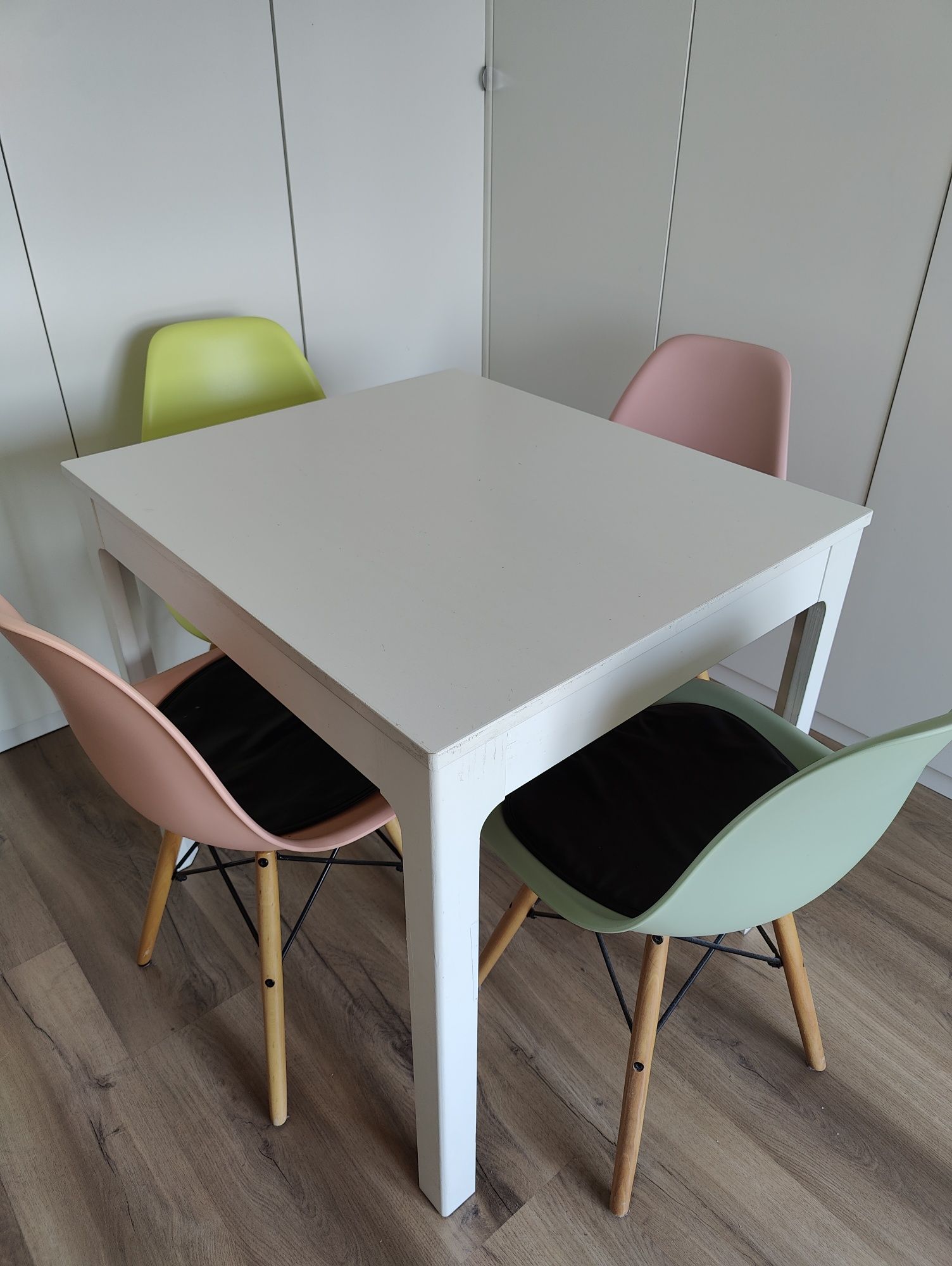 Mesa extensível e cadeiras