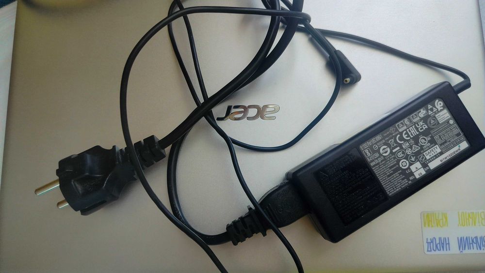 Ноутбук Acer (3 роки йому)