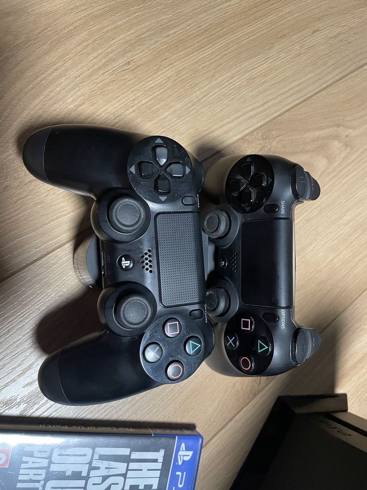 konsola playstation 4 fat + 2 pady + stacja ladujaca + the last of us
