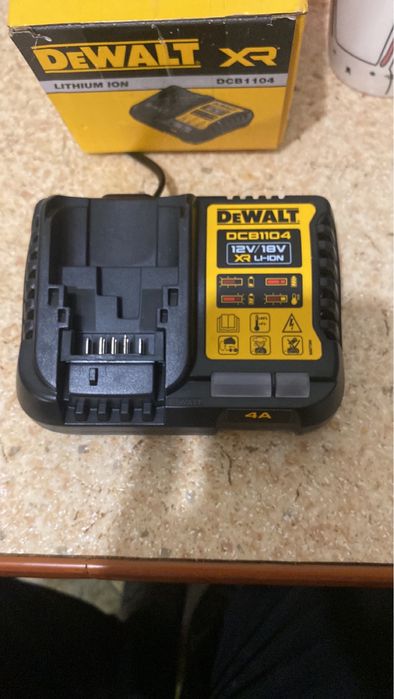 Аккумулятор + Зарядное DeWALT DCB 183G 18v