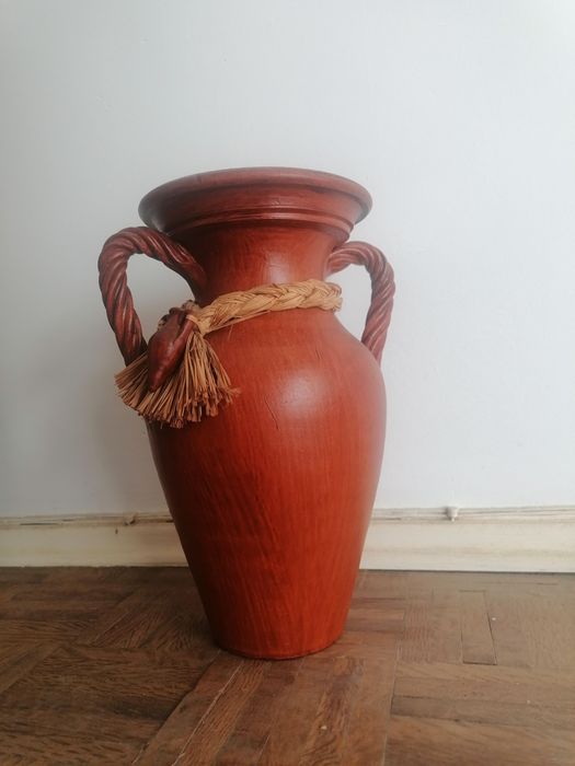 Ânfora de barro com trança de palha