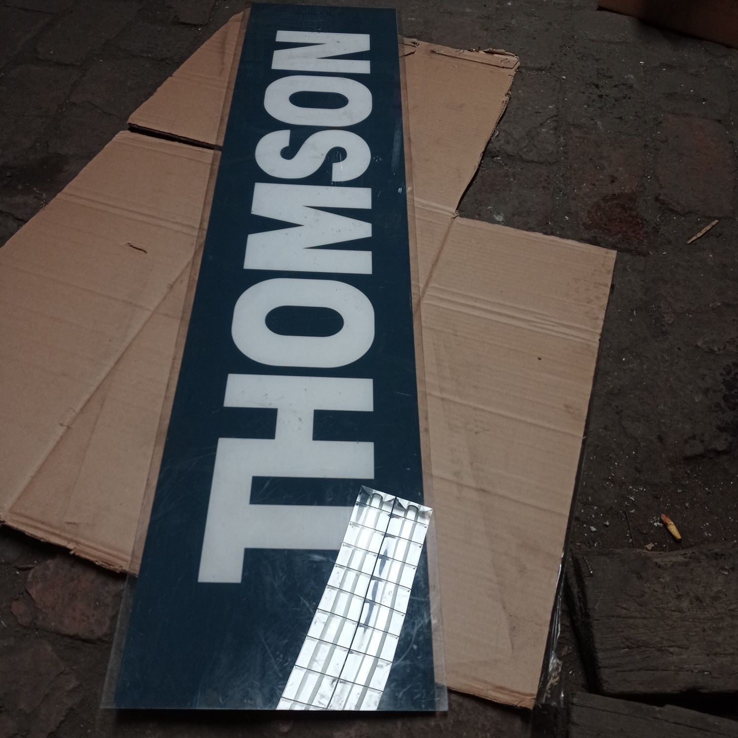 Reklama świetlna thomson plafon napis ozdobny baner 30*125