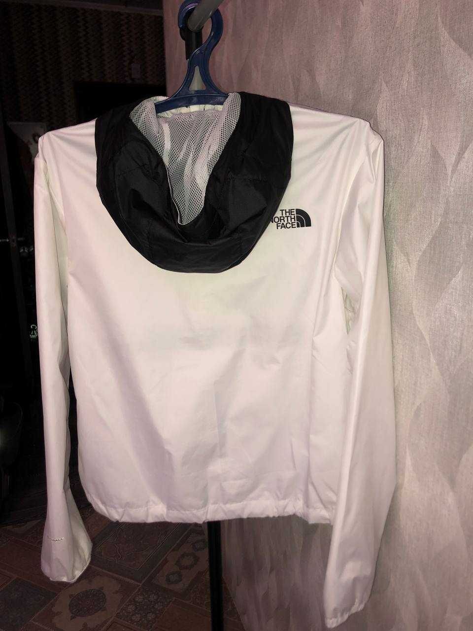 белый анорак The North Face Wind Wall
