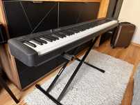 Pianino cyfrowe Casio CDP-S100 ze stojakiem, sustain i słuchawkami.