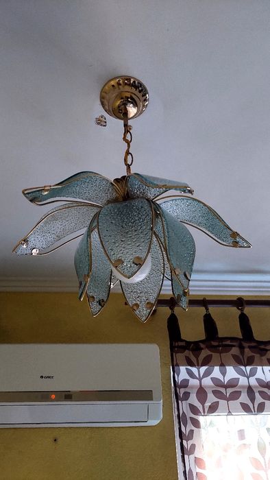 Продам люстры и плафоны