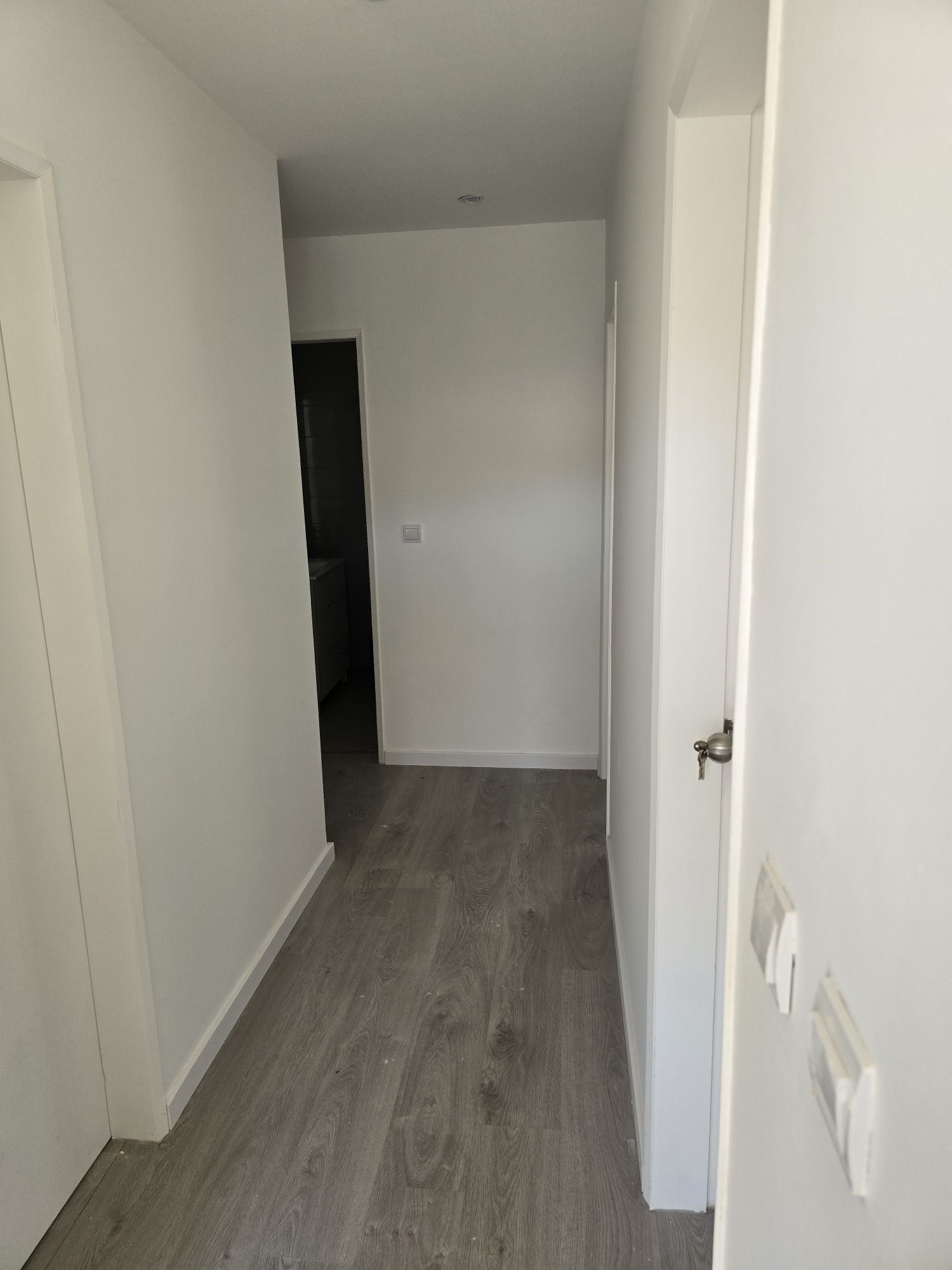 Alugo quarto em casa partilhada apenas para senhoras.